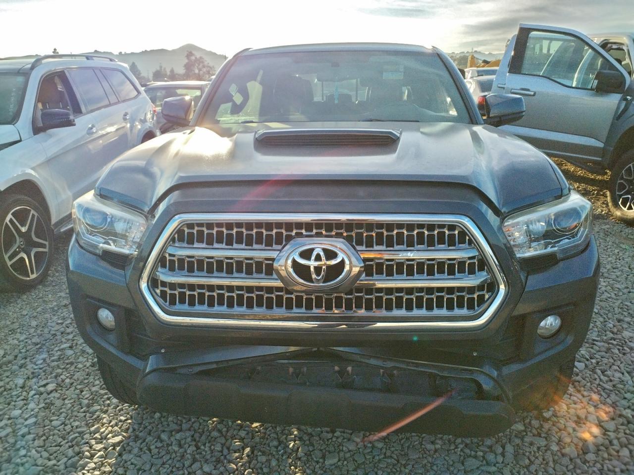 2017 Toyota Tacoma Double Cab - Image 5