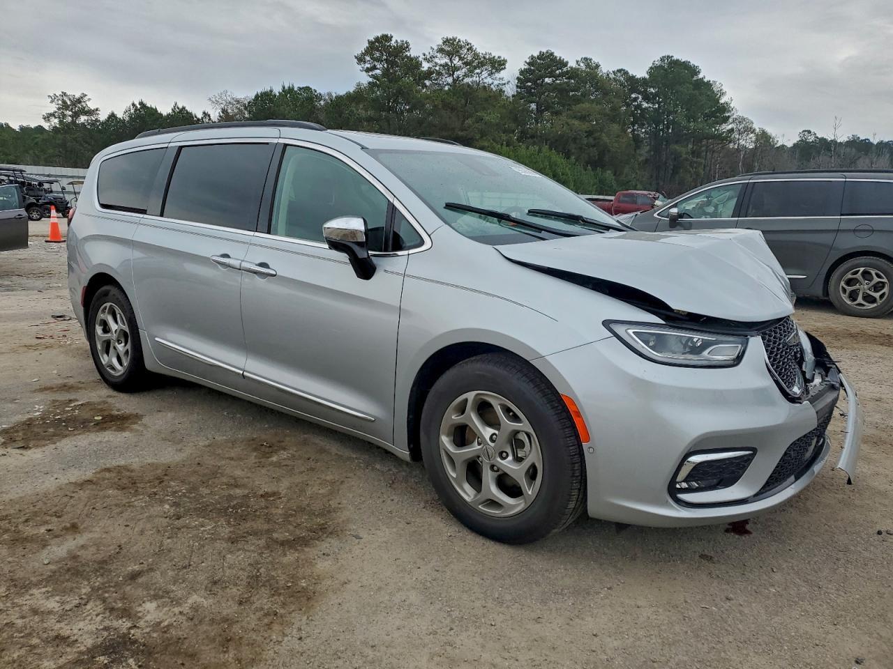 2023 Chrysler Pacifica Limited - Image 4
