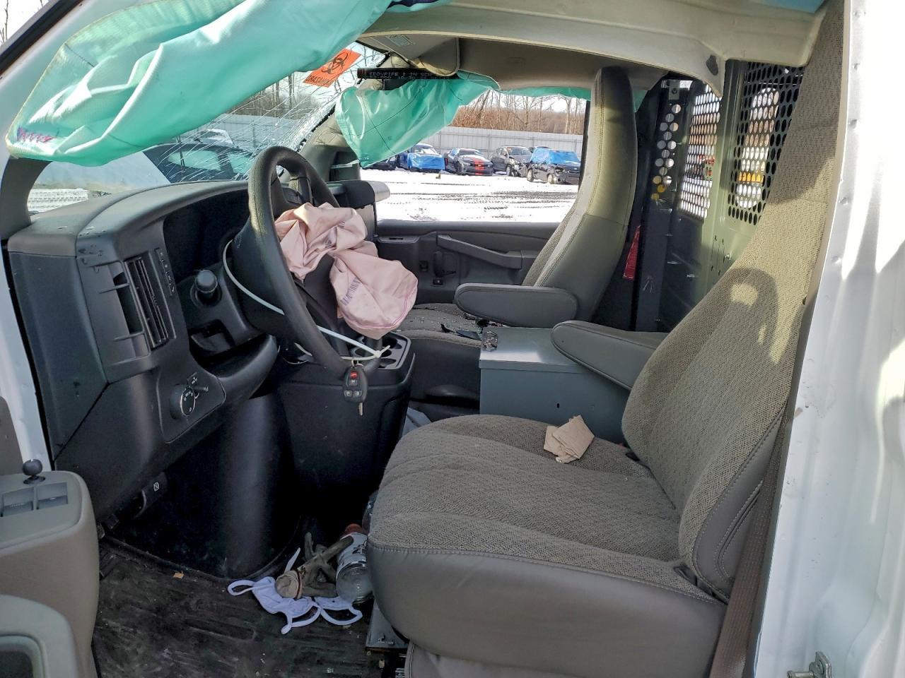 2025 Chevrolet Express G3500 - Фото 7