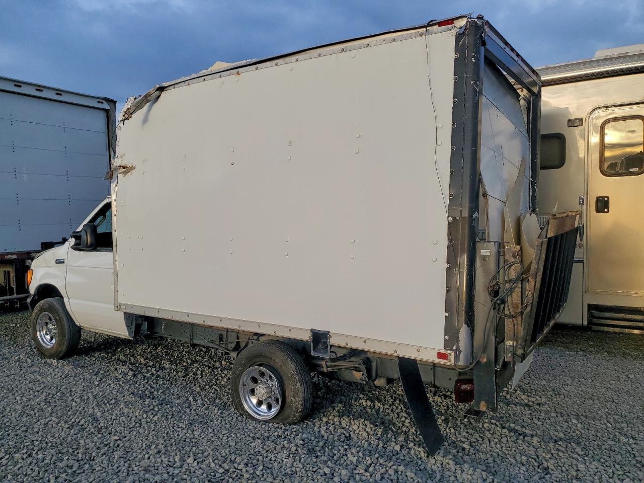 2006 Ford E350 Box Truck - Image 2