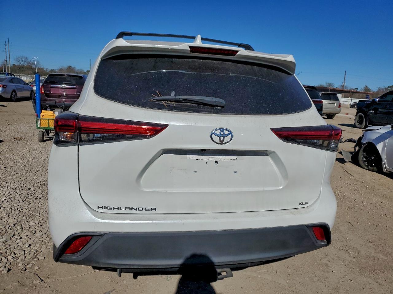 2023 Toyota Highlander L - Image 6