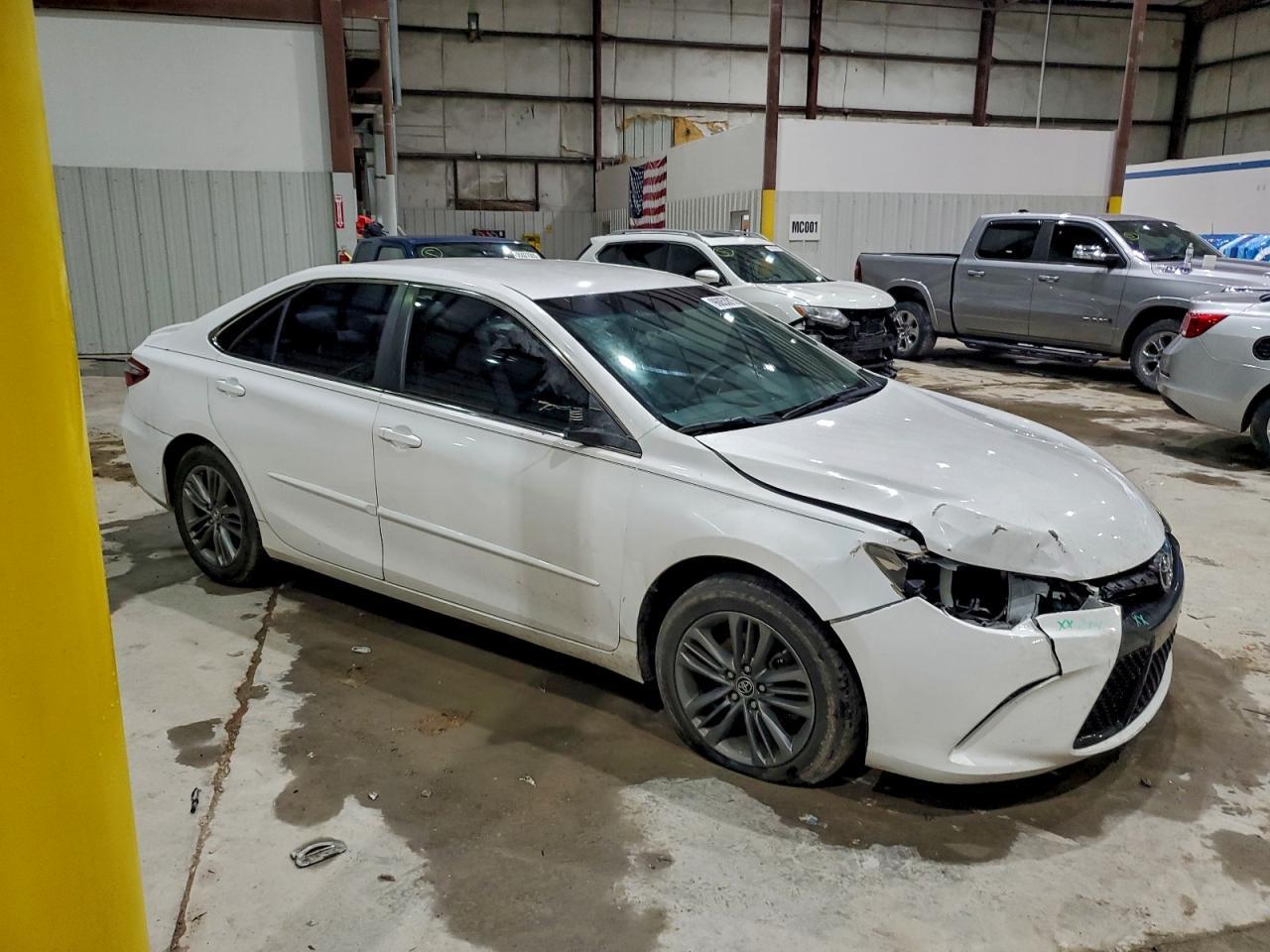 2016 Toyota Camry Se - Фото 4