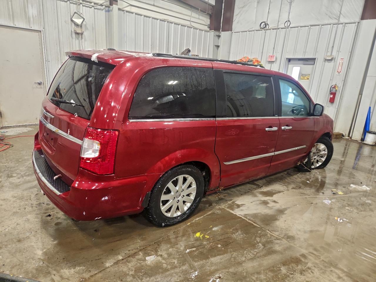 2012 Chrysler Town & Country Touring L - Фото 3