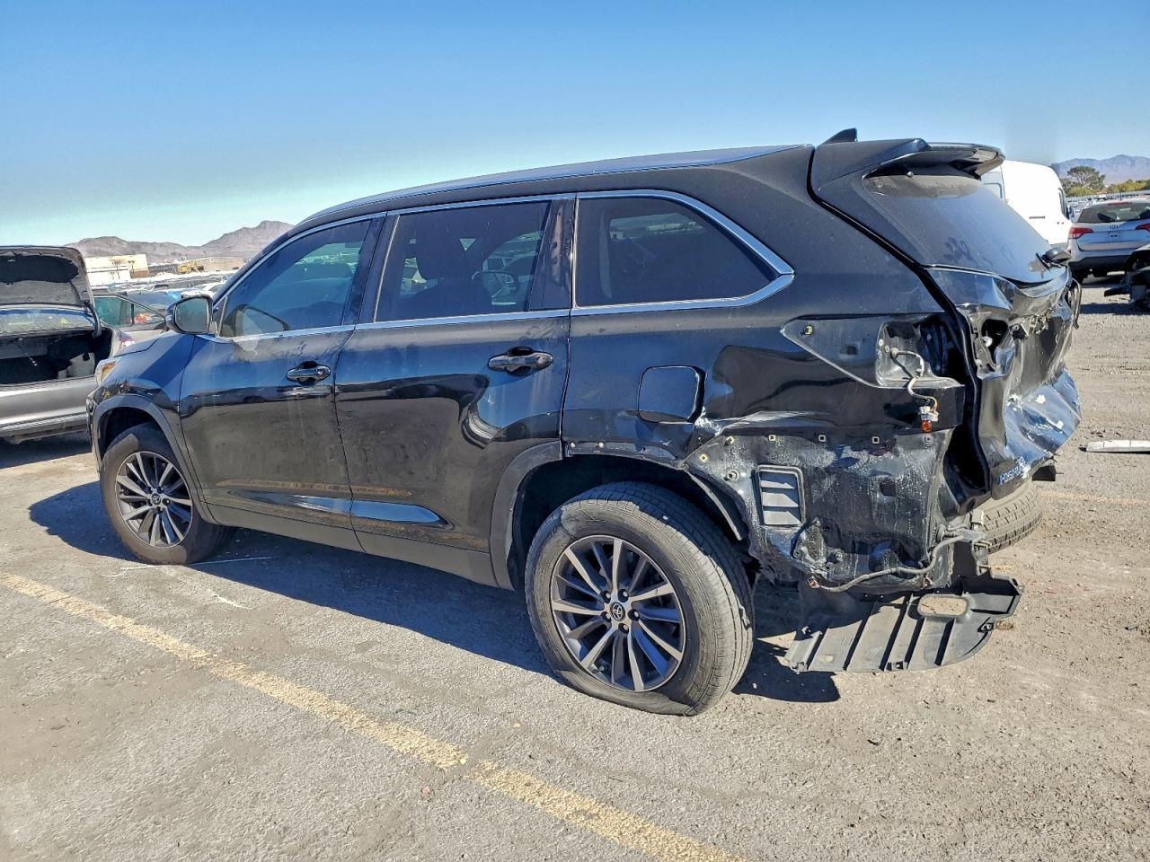 2019 Toyota Highlander Se - Фото 2