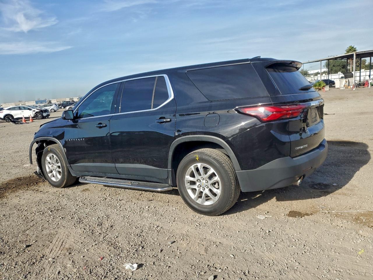 2022 Chevrolet Traverse Ls - Фото 2