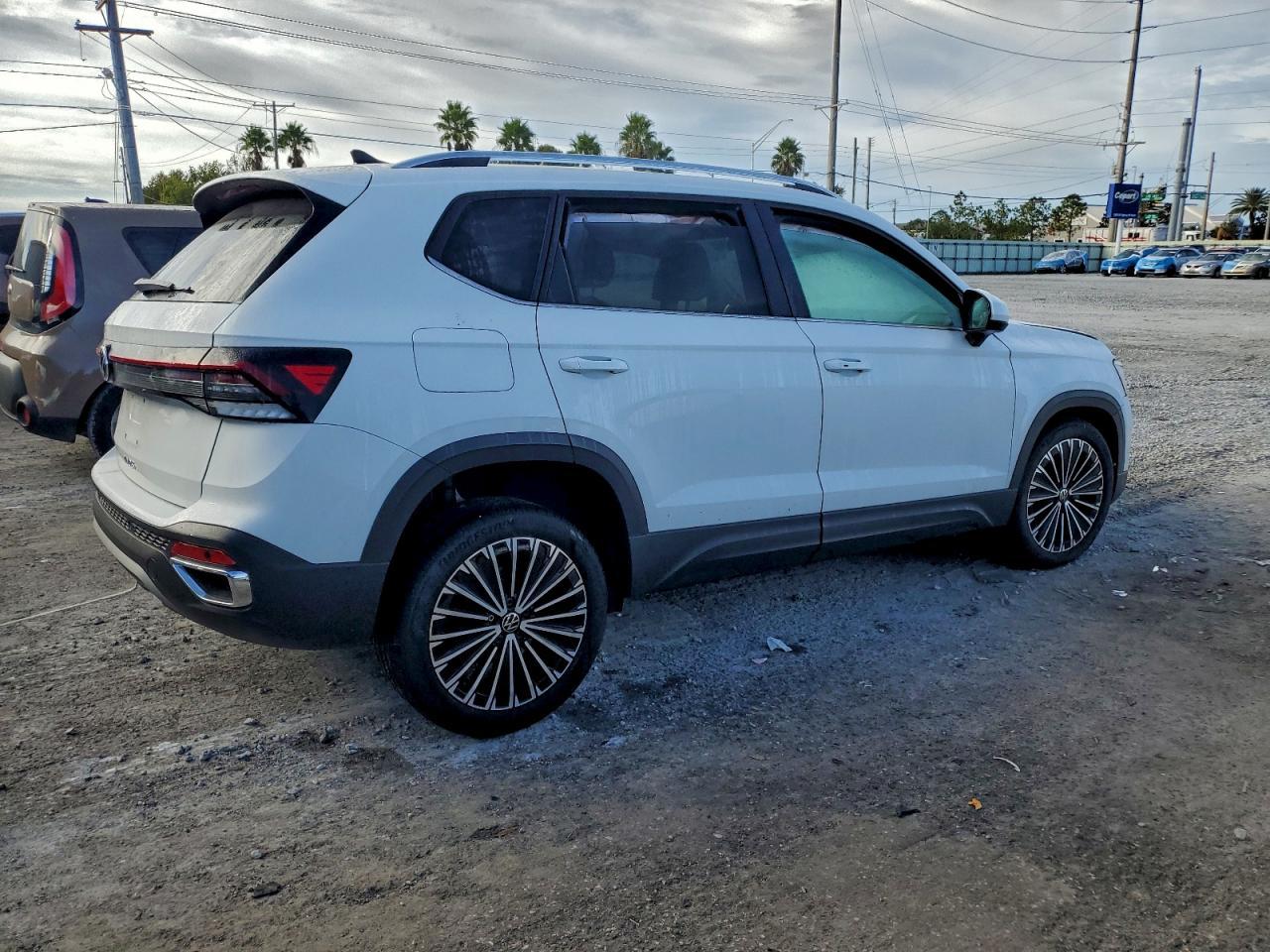 2025 Volkswagen Taos Se - Image 3