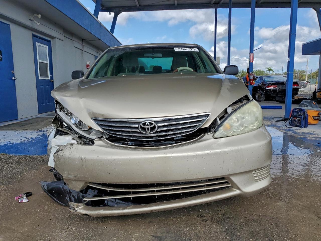 2005 Toyota Camry Le - Image 5