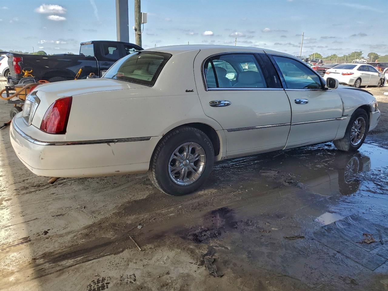 2002 Lincoln Town Car Cartier L - Image 3