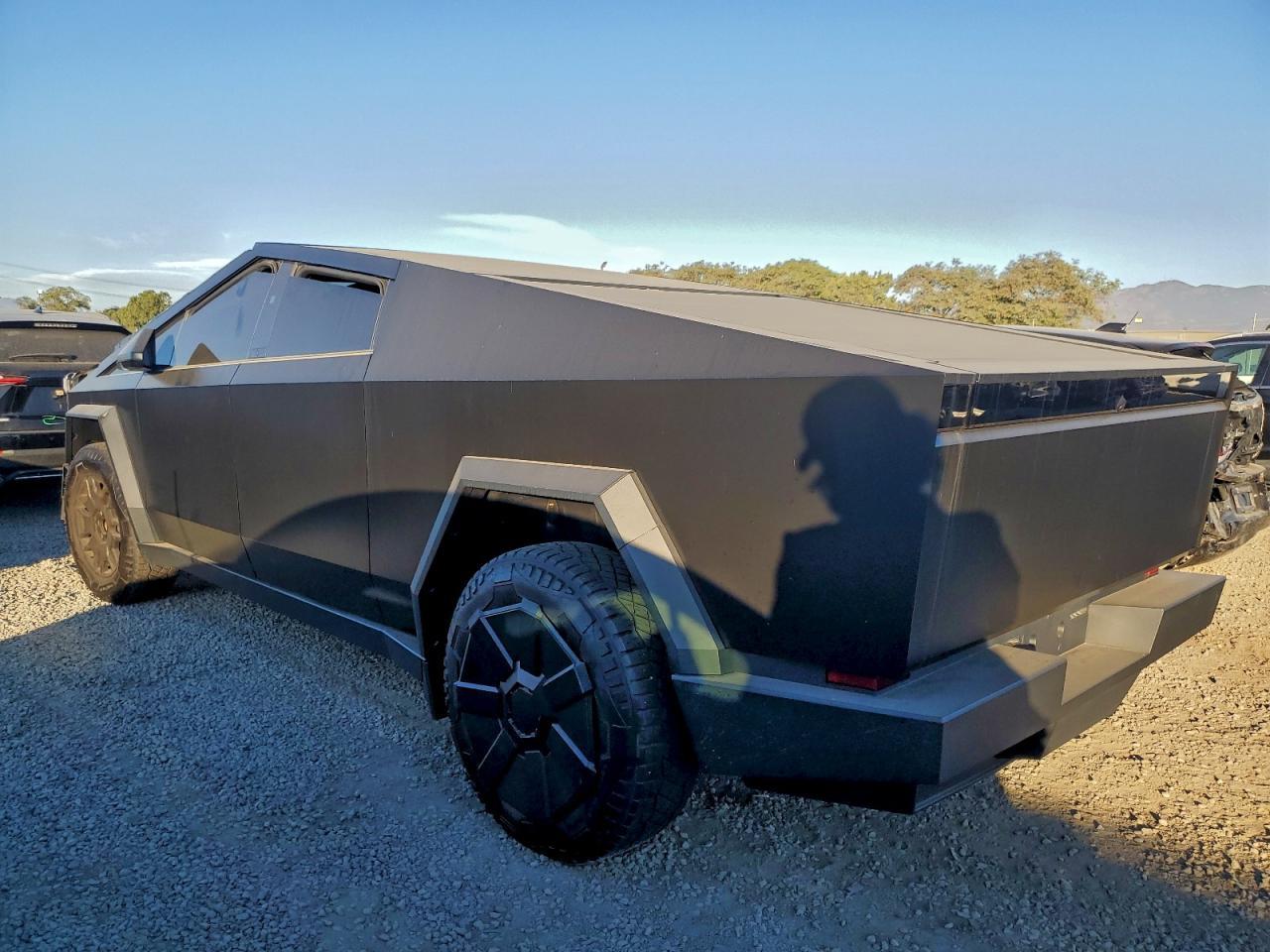 2024 Tesla Cybertruck - Фото 2