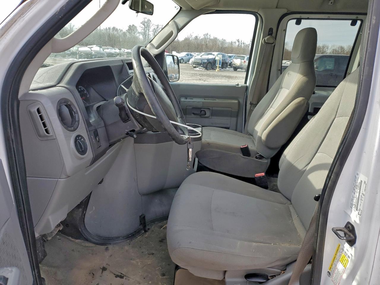 2011 Ford Econoline E350 Super Duty Wagon - Image 7