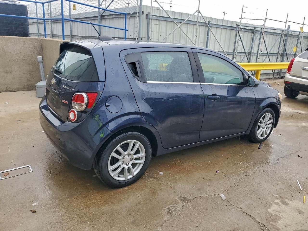 2016 Chevrolet Sonic Lt - Image 3