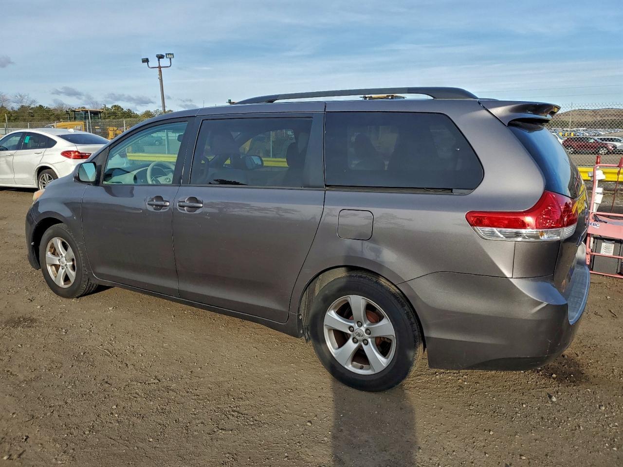 2011 Toyota Sienna Le 8-Passenger - Фото 2
