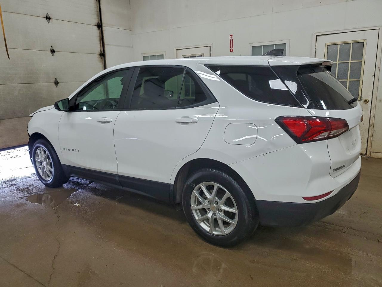 2022 Chevrolet Equinox Ls - Фото 2