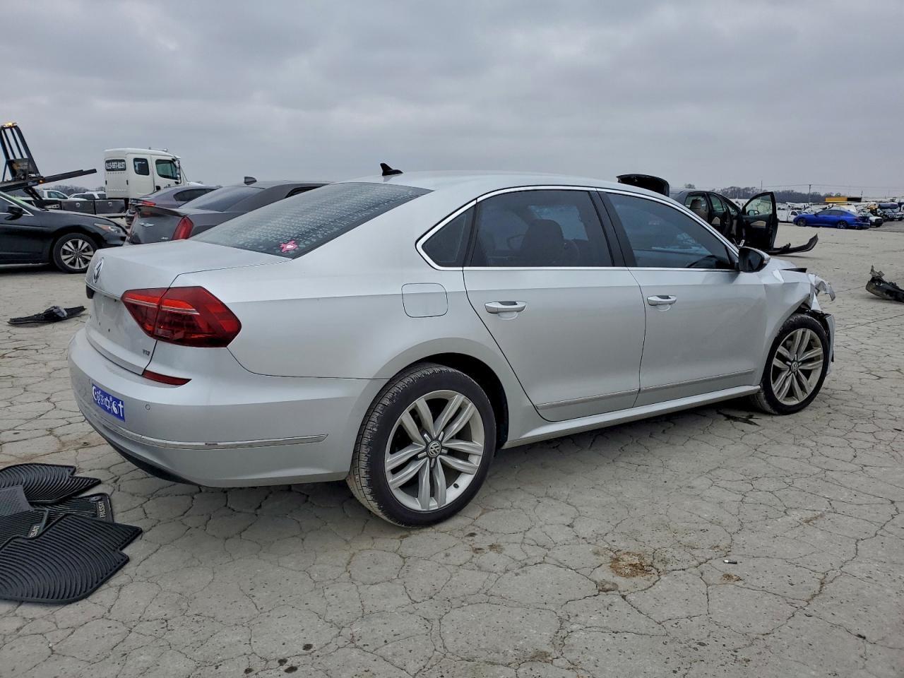2017 Volkswagen Passat Se - Фото 3