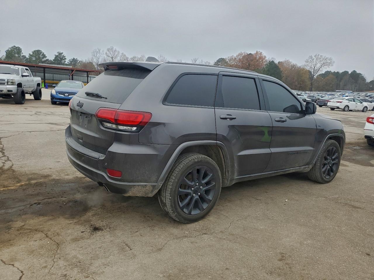2021 Jeep Grand Cherokee Laredo - Image 3