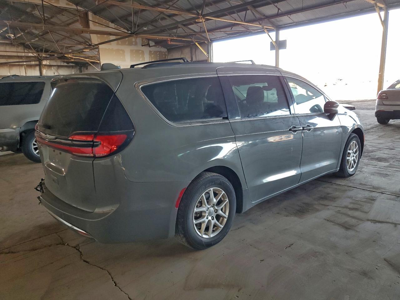 2022 Chrysler Pacifica Touring L - Image 3