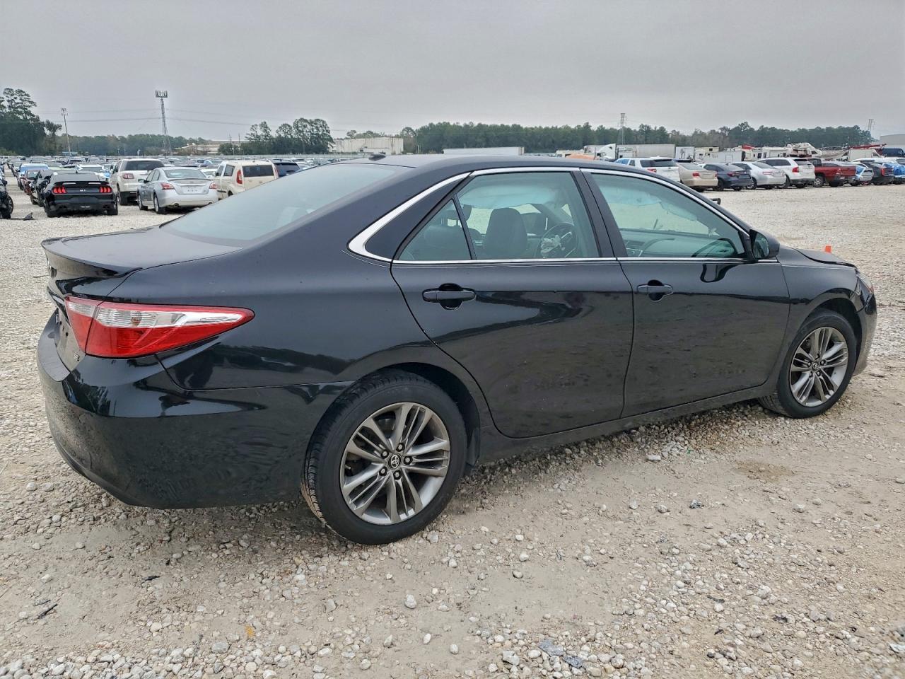 2016 Toyota Camry Se - Фото 3