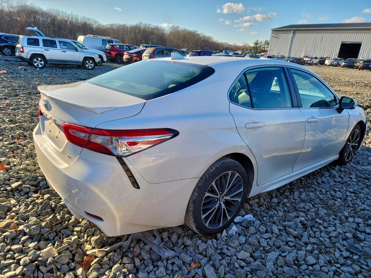 2020 Toyota Camry Se - Фото 3