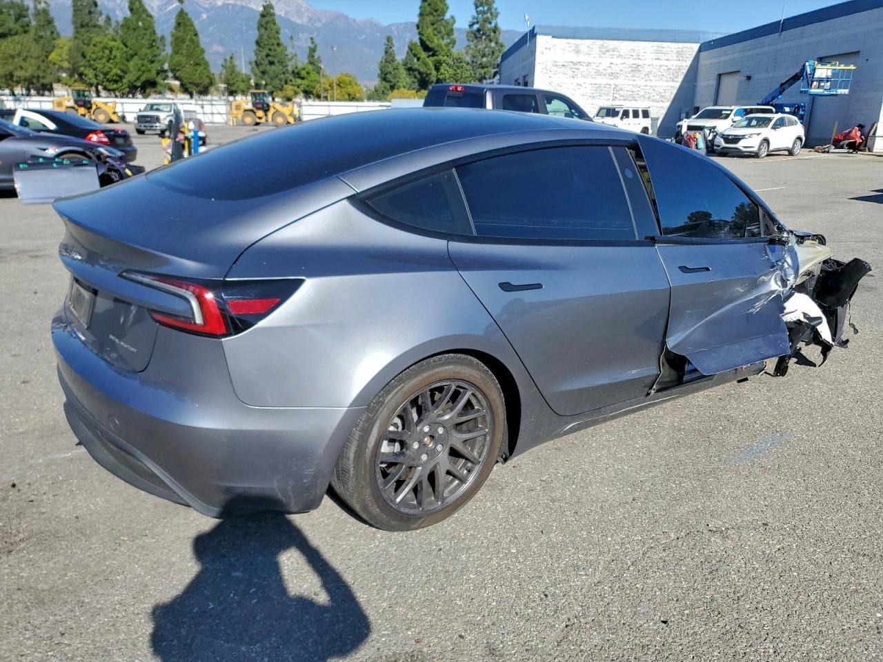 2025 Tesla Model 3 - Фото 3