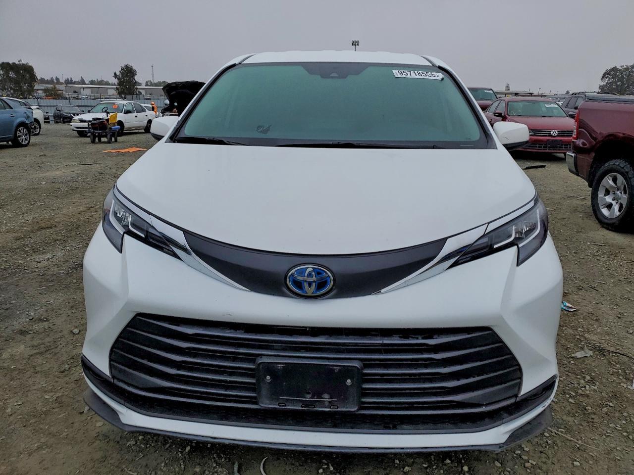 2022 Toyota Sienna Le - Фото 5