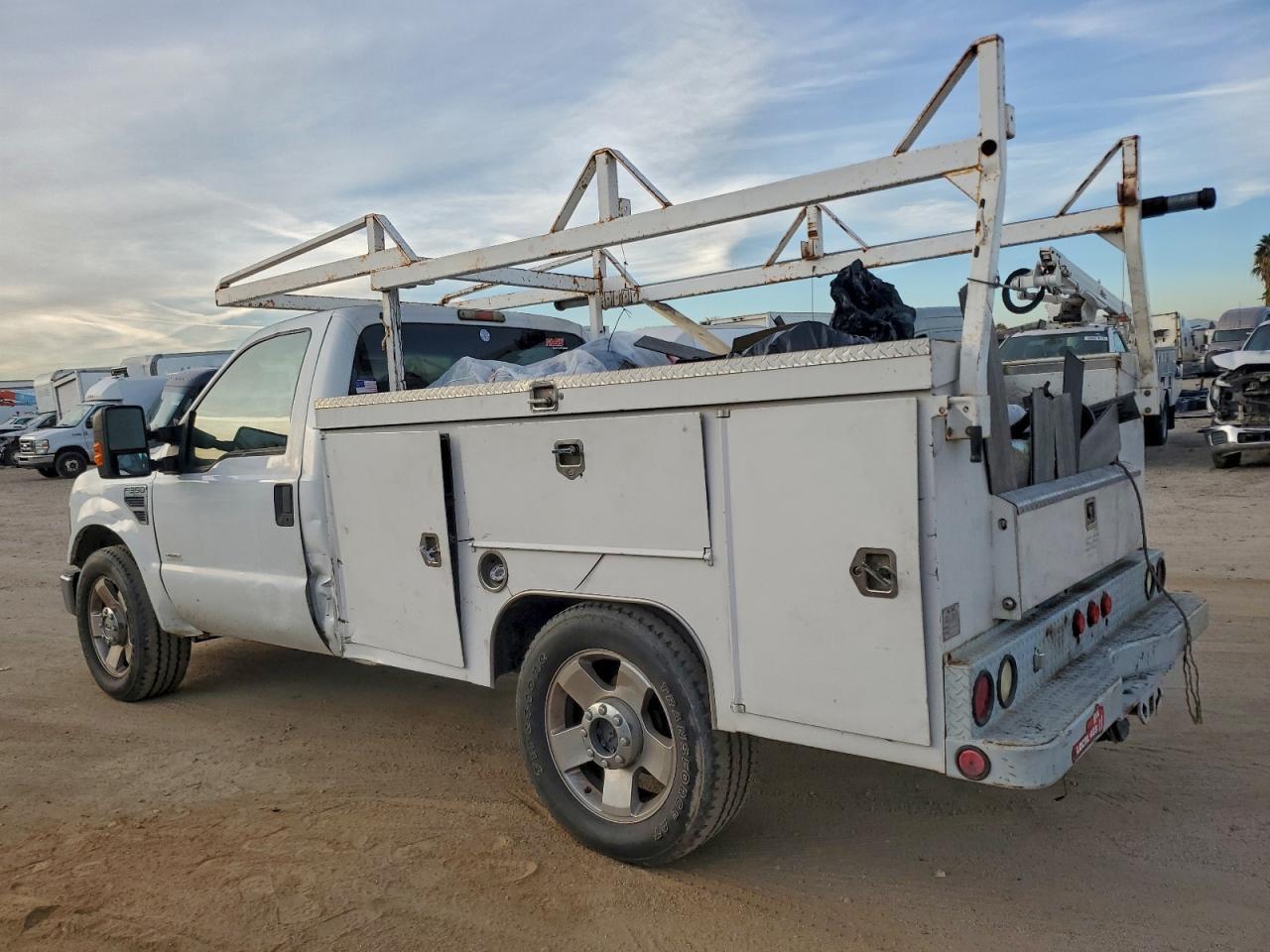 2008 Ford F350 Super Duty Utility / Service Truck - Фото 2