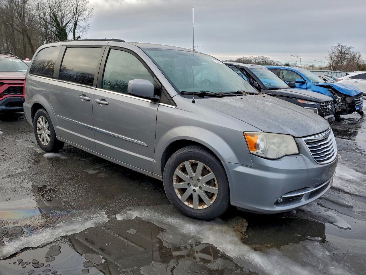 2013 Chrysler Town & Country Touring - Фото 4