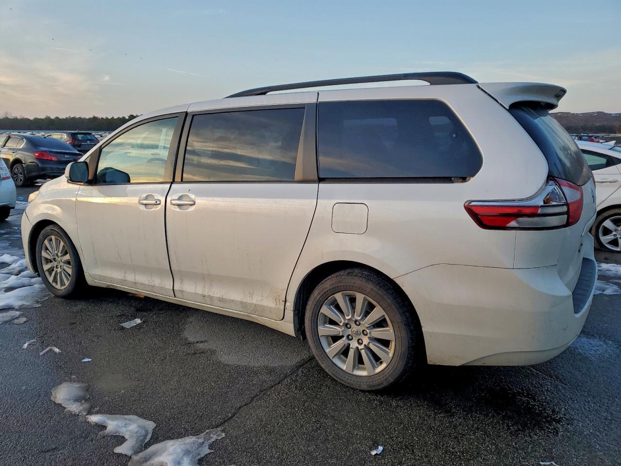 2015 Toyota Sienna Xle - Фото 2