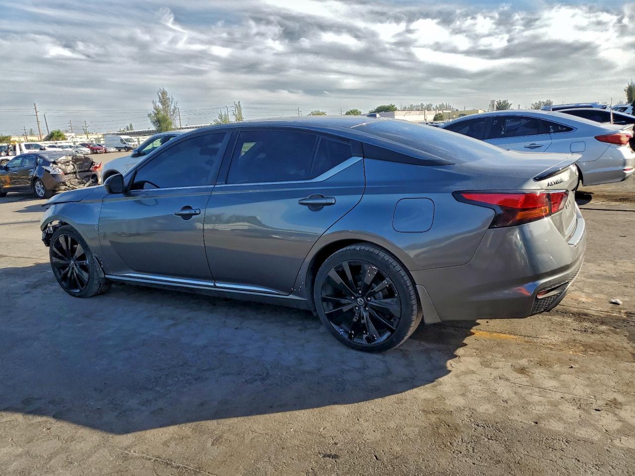 2022 Nissan Altima Sr - Image 2