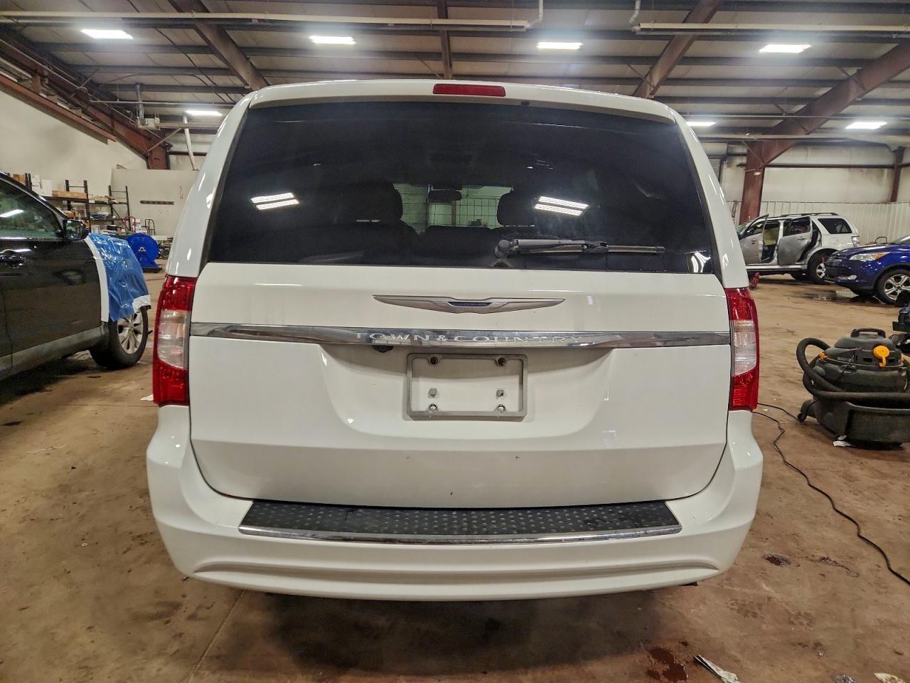 2016 Chrysler Town & Country Touring - Image 6