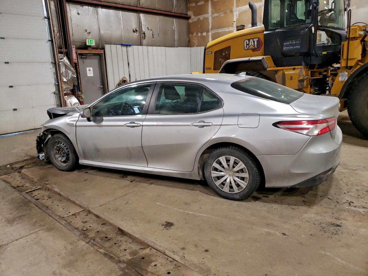 2020 Toyota Camry Le - Фото 2