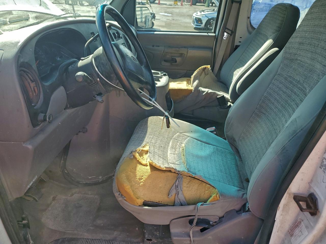 2002 Ford Econoline E250 Van - Фото 7