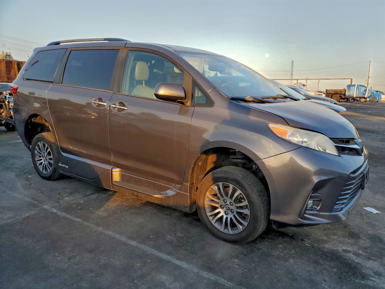 2019 Toyota Sienna Xle - Image 4