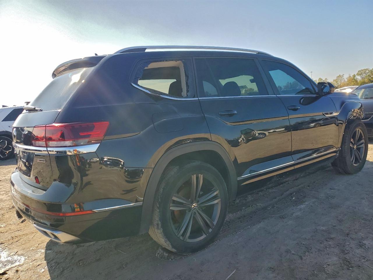 2022 Volkswagen Atlas Sel R-Line - Image 3