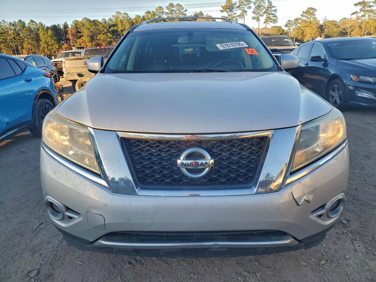 2014 Nissan Pathfinder S - Image 5