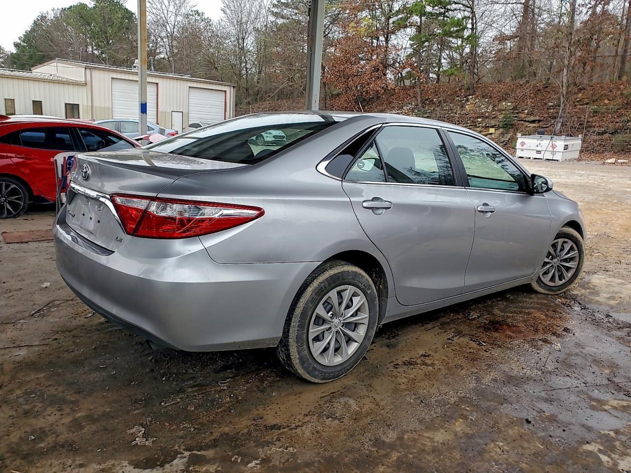 2016 Toyota Camry Le - Фото 3