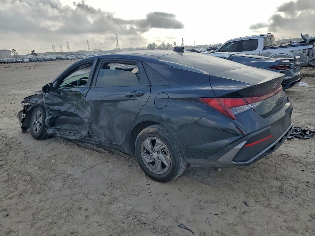 2025 Hyundai Elantra Se - Фото 2