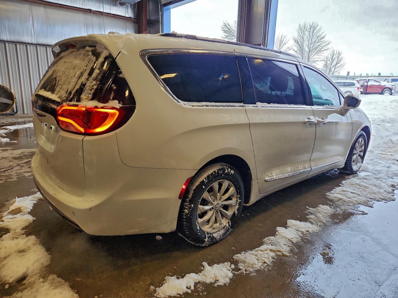2017 Chrysler Pacifica Touring L - Image 3