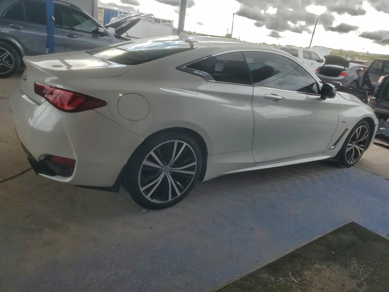 2018 Infiniti Q60 Luxe 300 - Image 3
