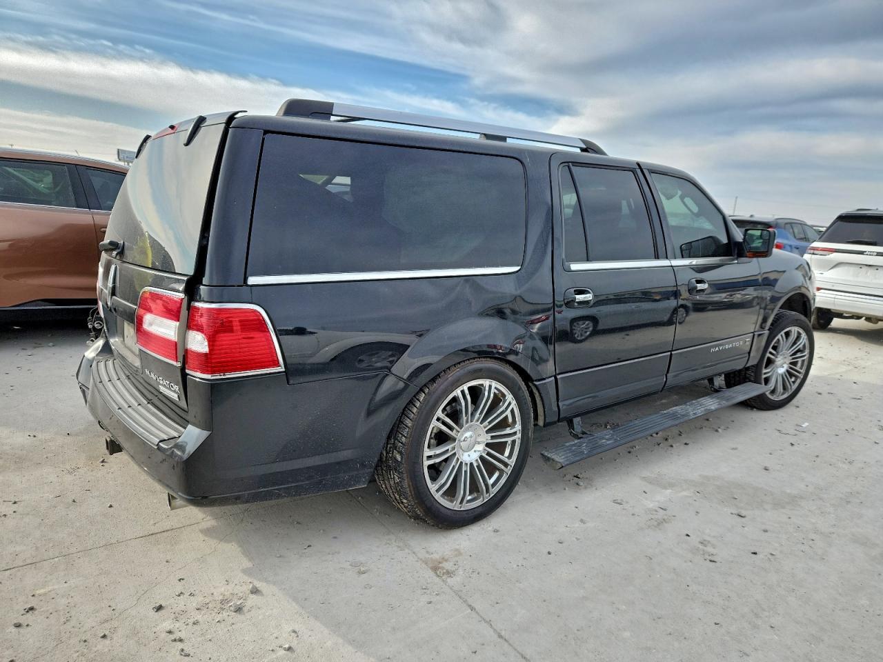 2012 Lincoln Navigator L - Image 3