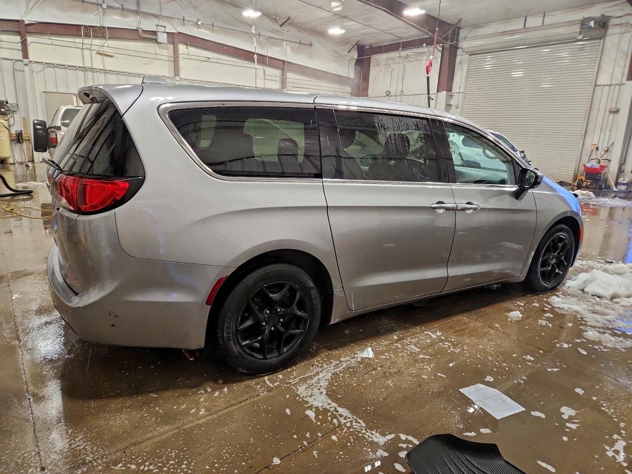 2017 Chrysler Pacifica Touring L - Image 3