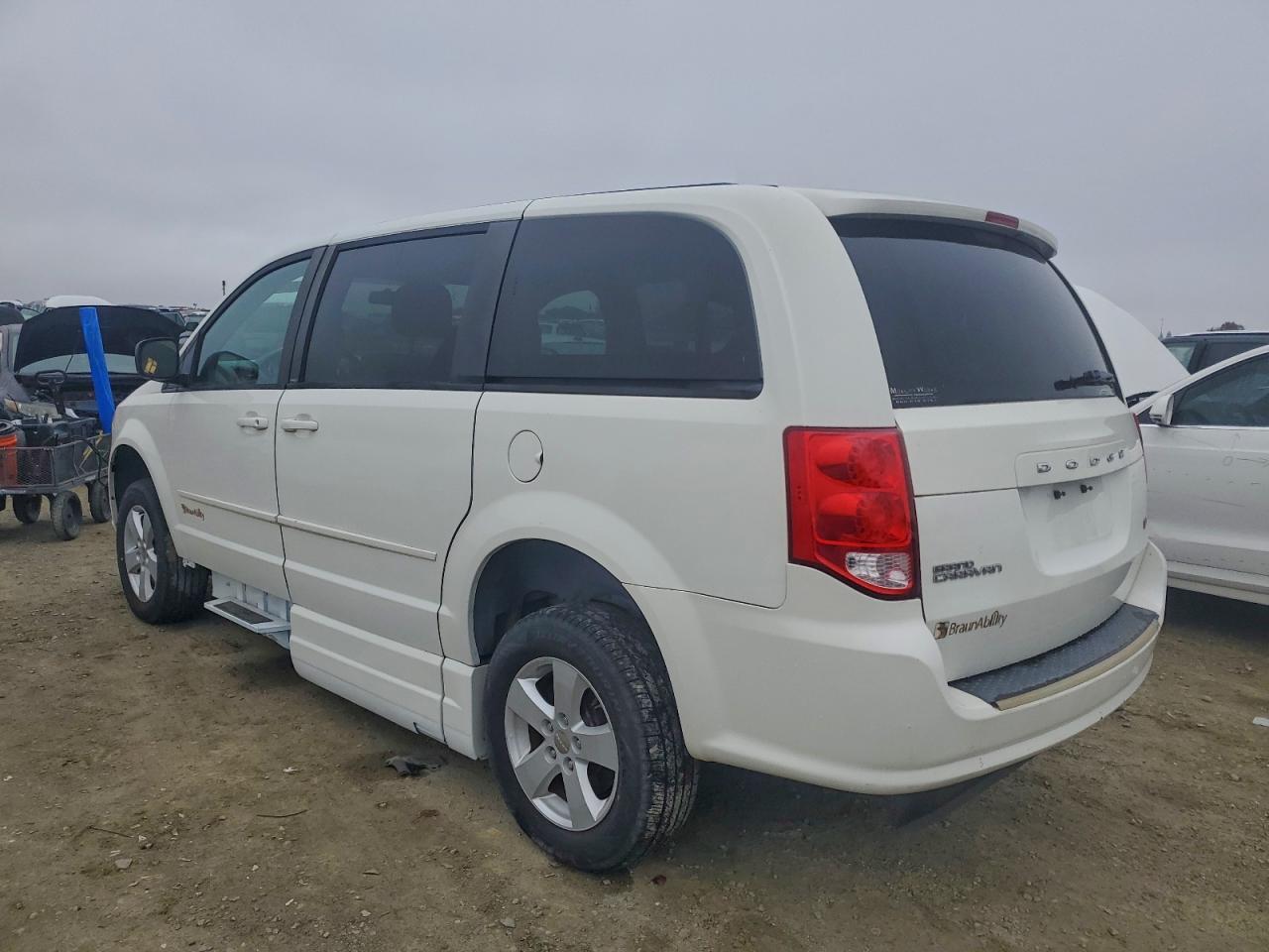 2013 Dodge Caravan - Фото 2
