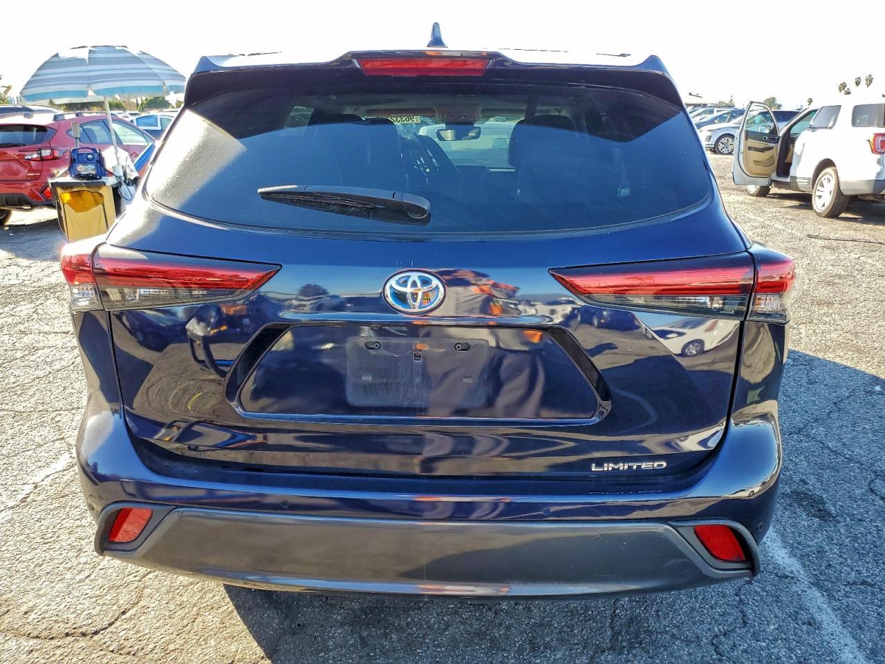 2022 Toyota Highlander Hybrid Limited - Image 6