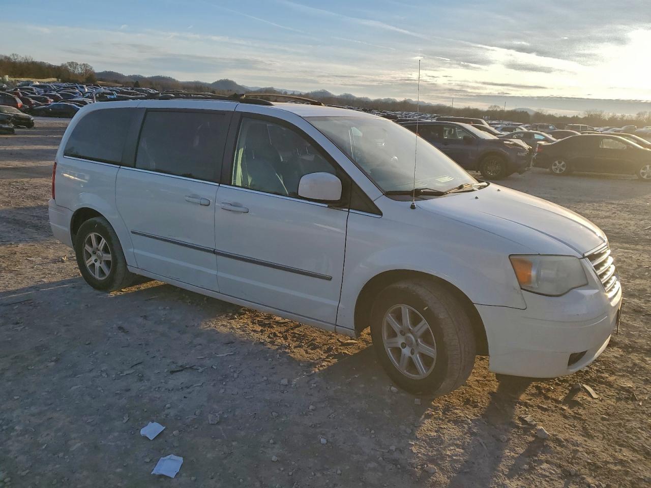 2010 Chrysler Town & Country Touring - Фото 4