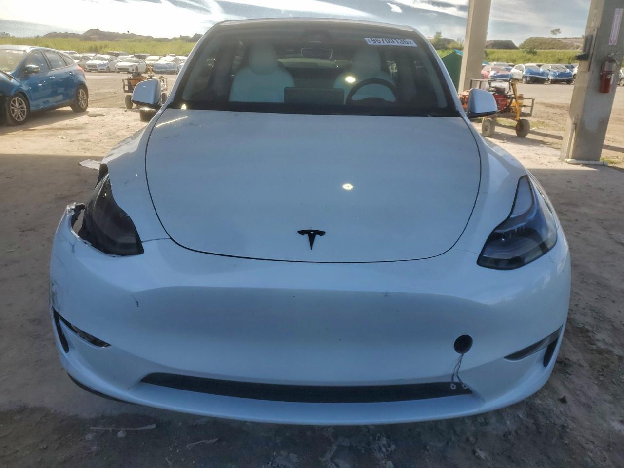 2025 Tesla Model Y - Фото 5