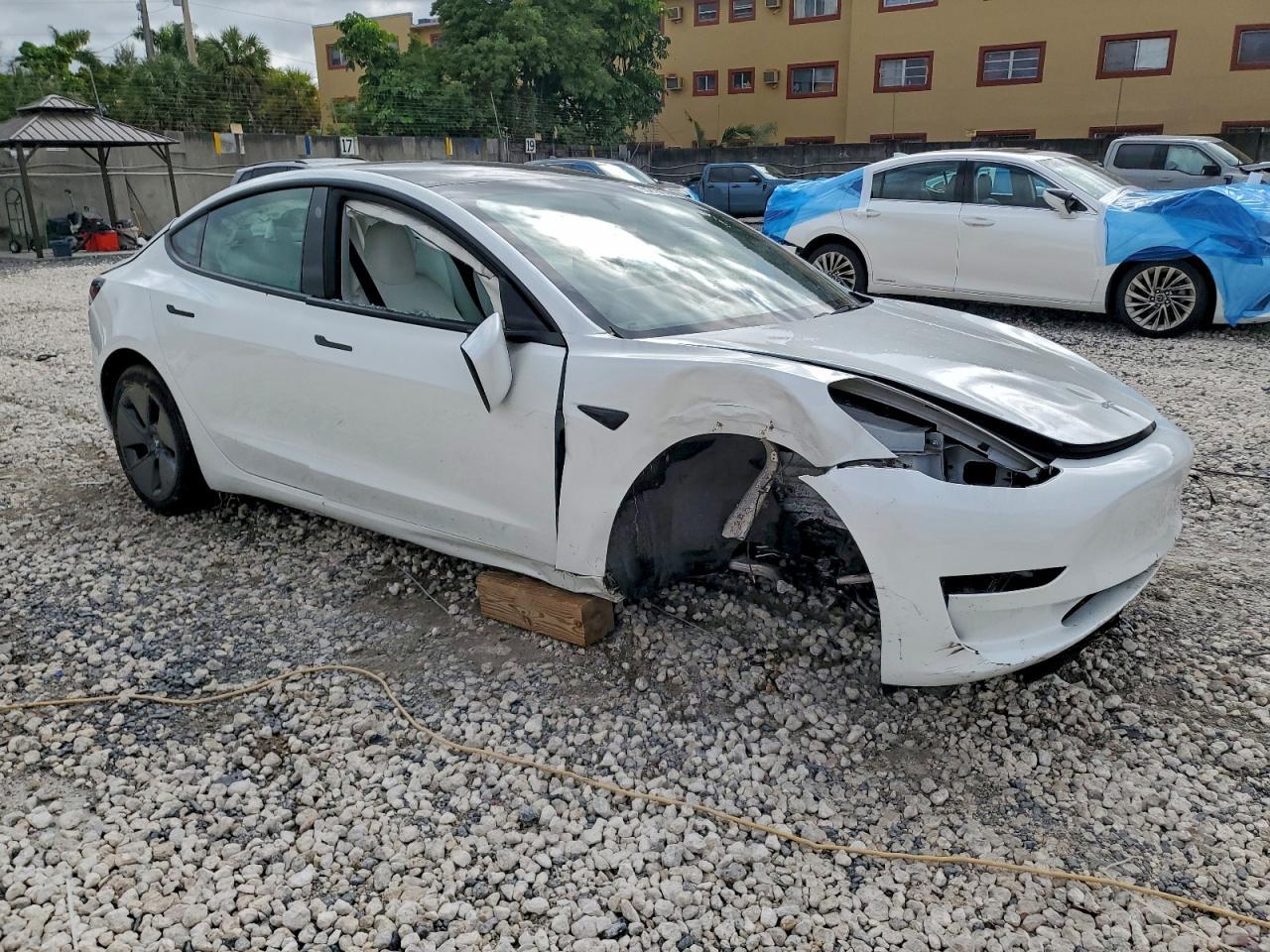 2023 Tesla Model 3 - Фото 4