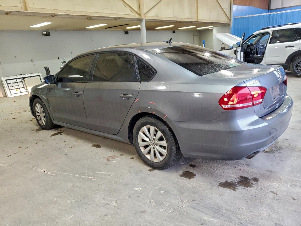 2013 Volkswagen Passat S - Фото 2