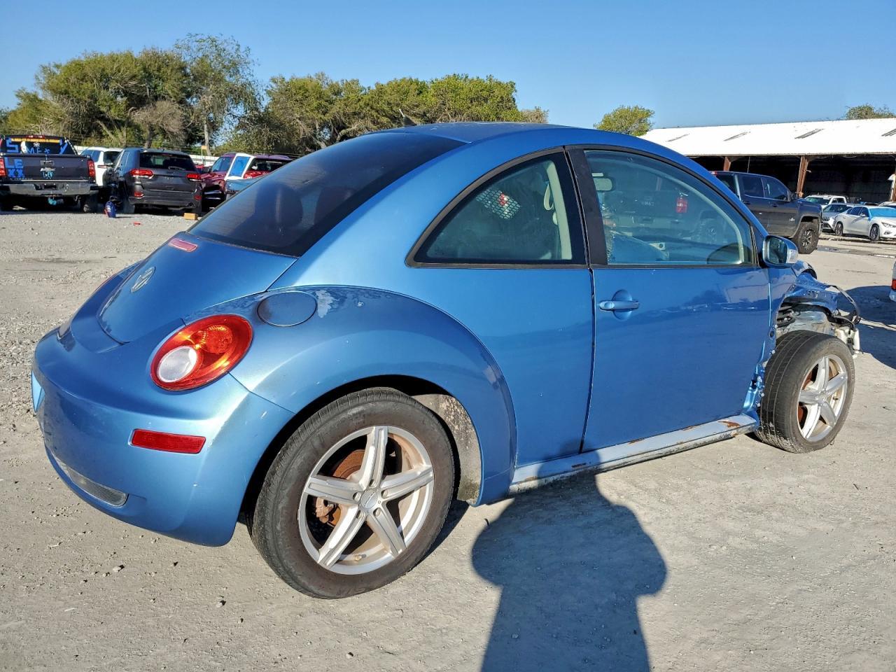 2010 Volkswagen New Beetle - Image 3