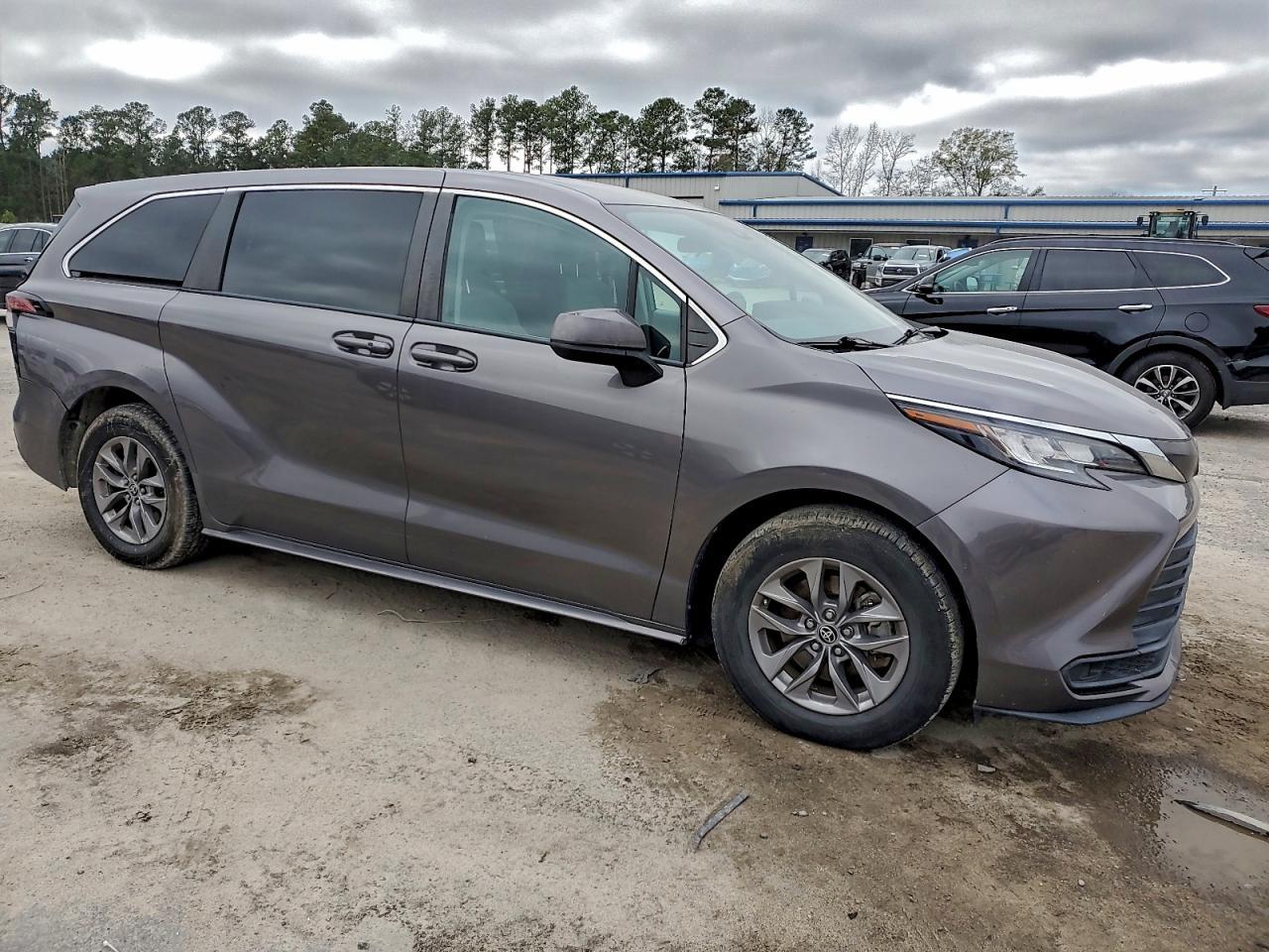 2022 Toyota Sienna Le - Фото 4