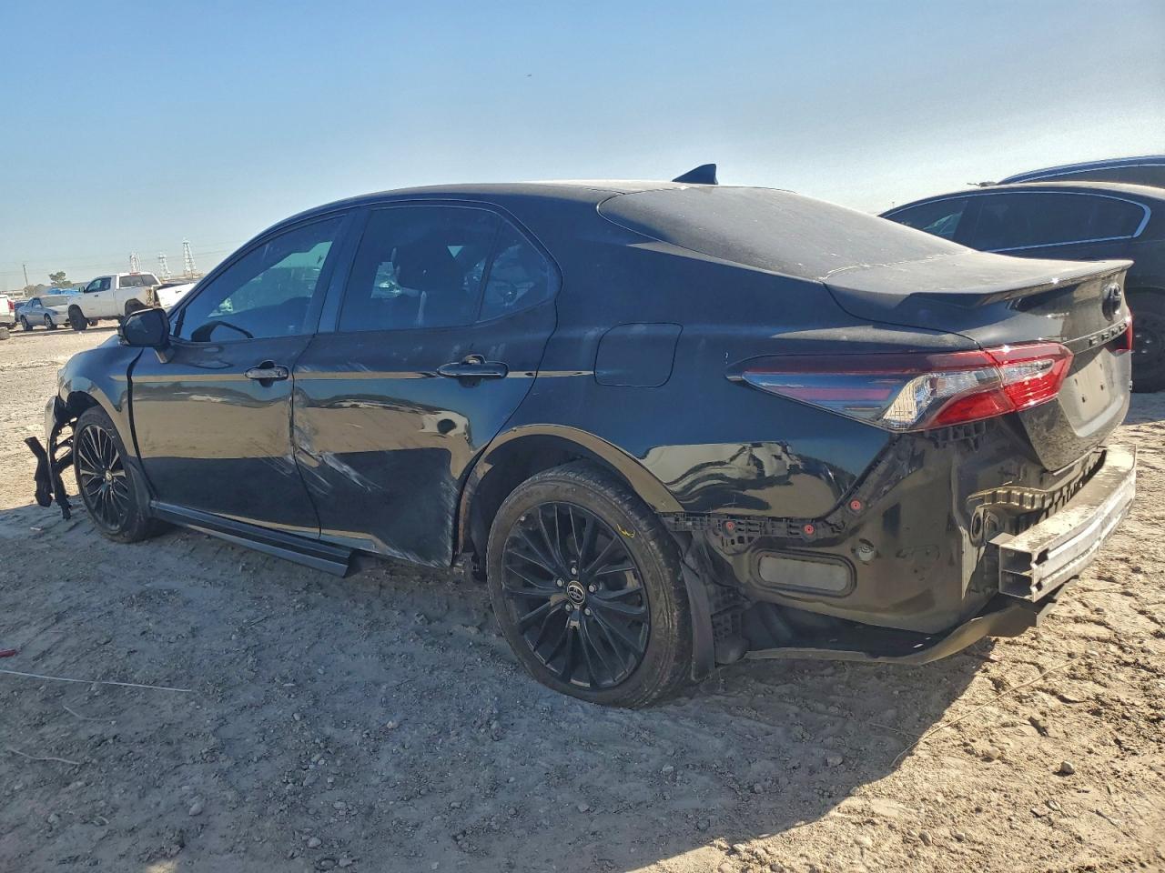 2022 Toyota Camry Se - Фото 2