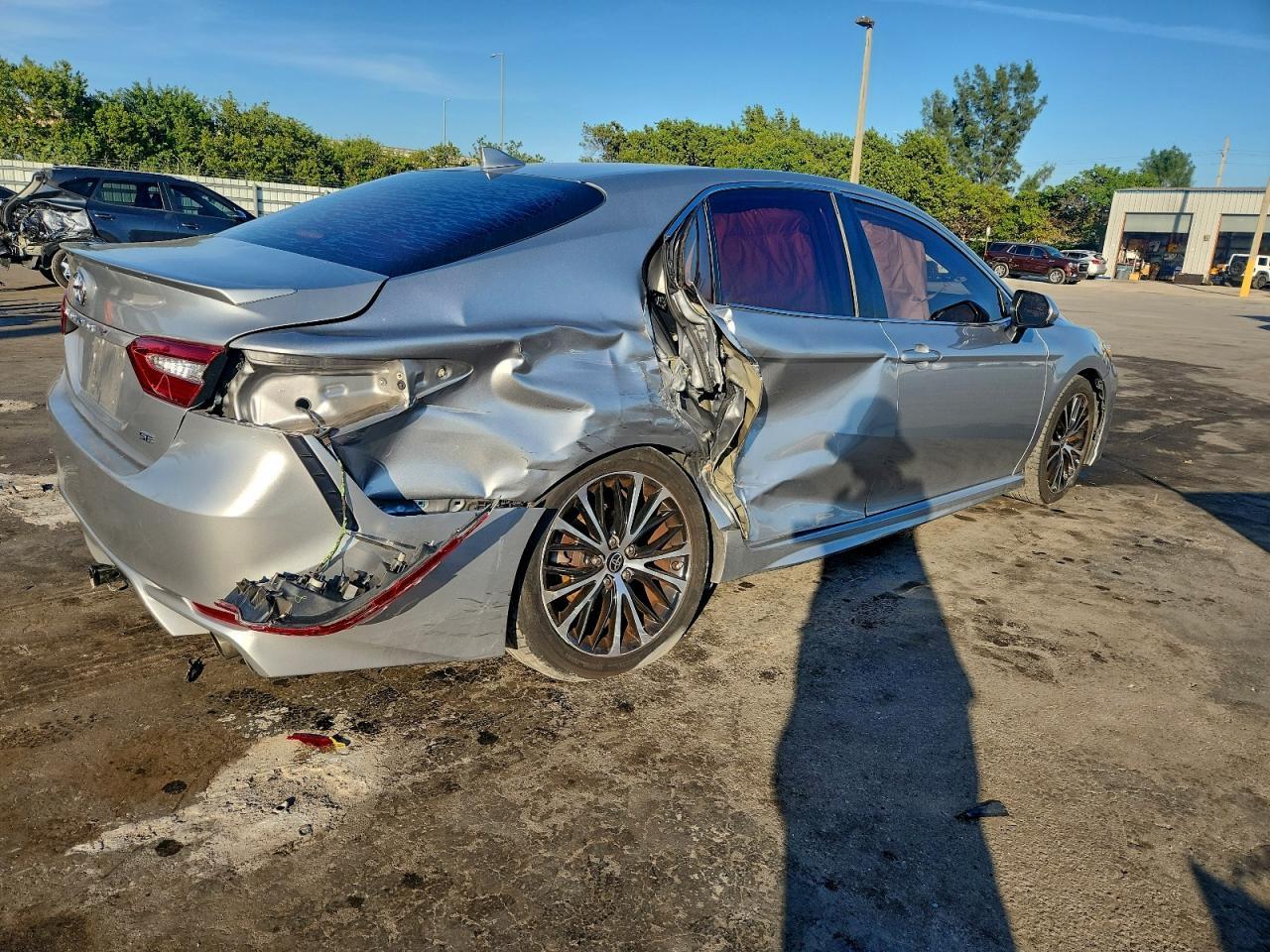 2020 Toyota Camry Se - Фото 3